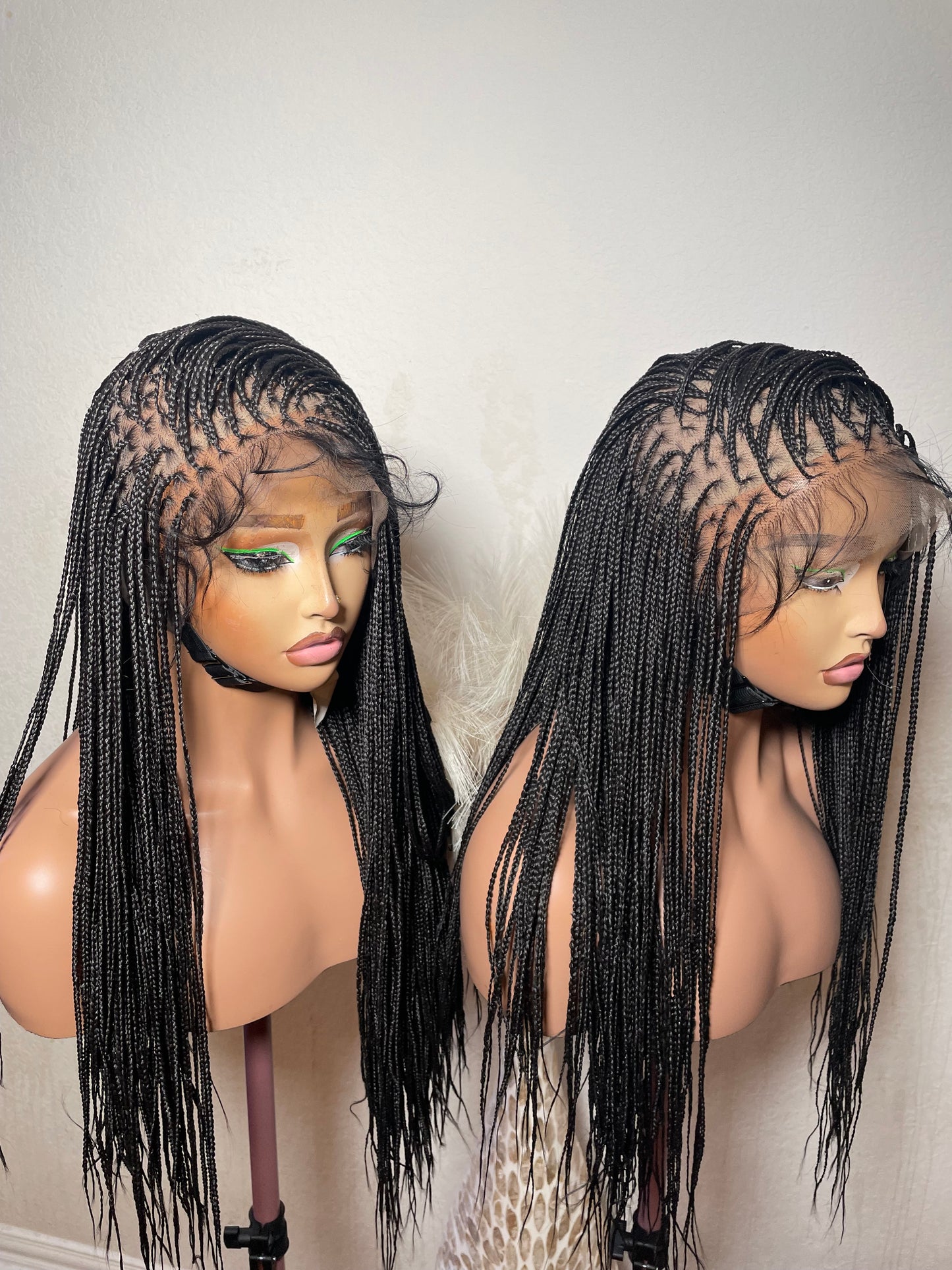 360 full lace Micro knotless braids, made with blend lace synthetic lace available in different lengths very easy to wear for all occasions