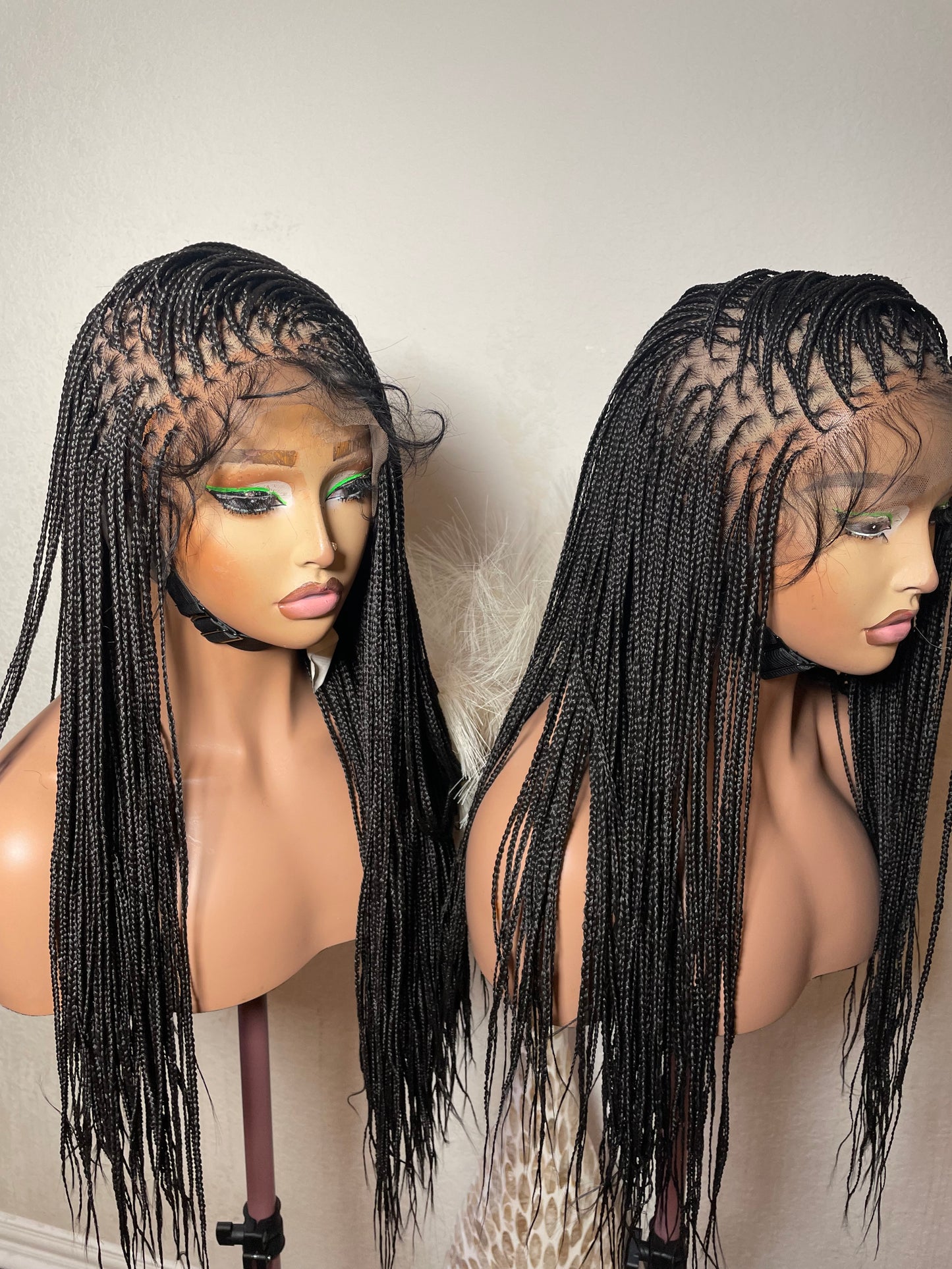 360 full lace Micro knotless braids, made with blend lace synthetic lace available in different lengths very easy to wear for all occasions