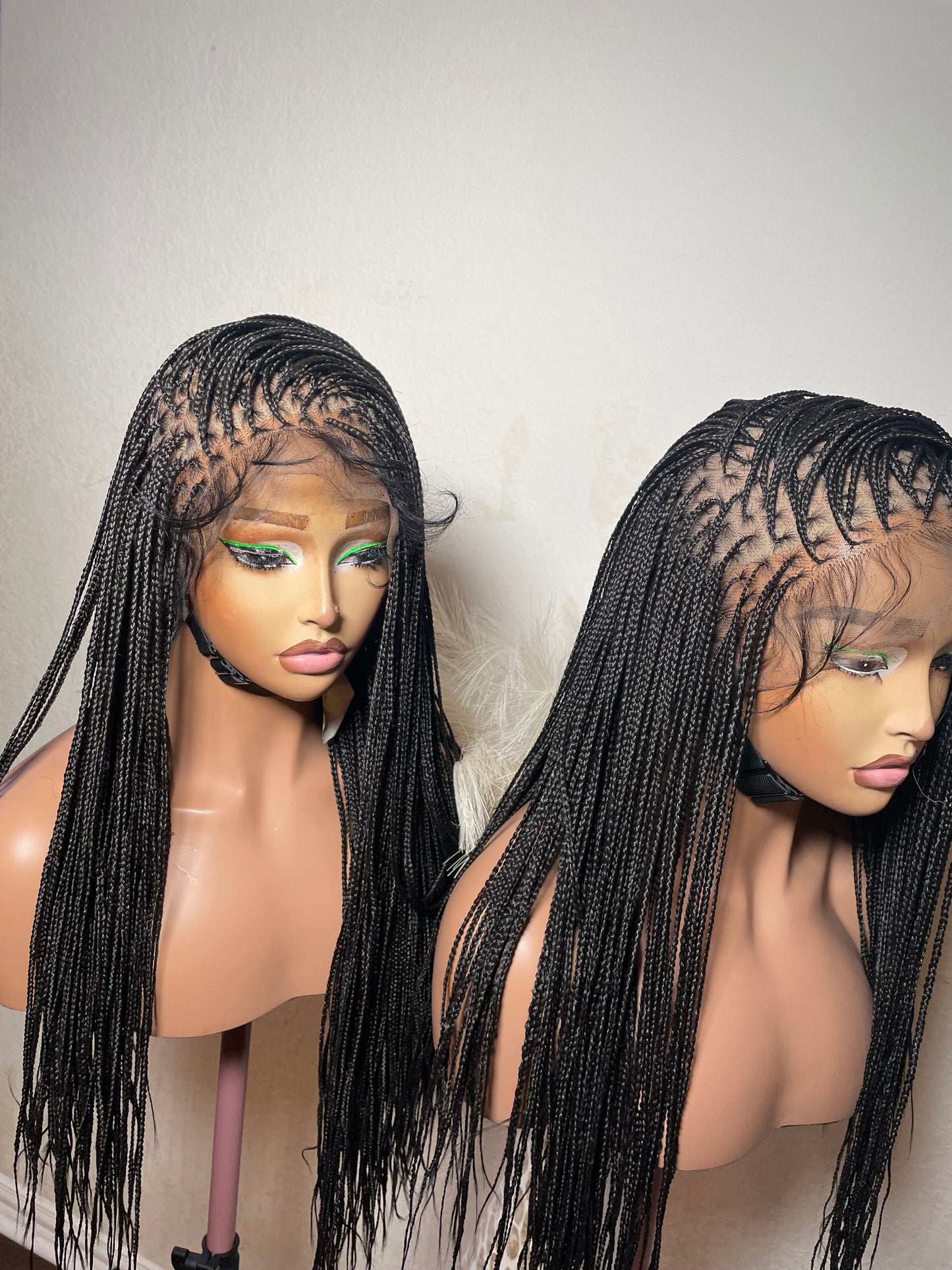 360 full lace Micro knotless braids, made with blend lace synthetic lace available in different lengths very easy to wear for all occasions