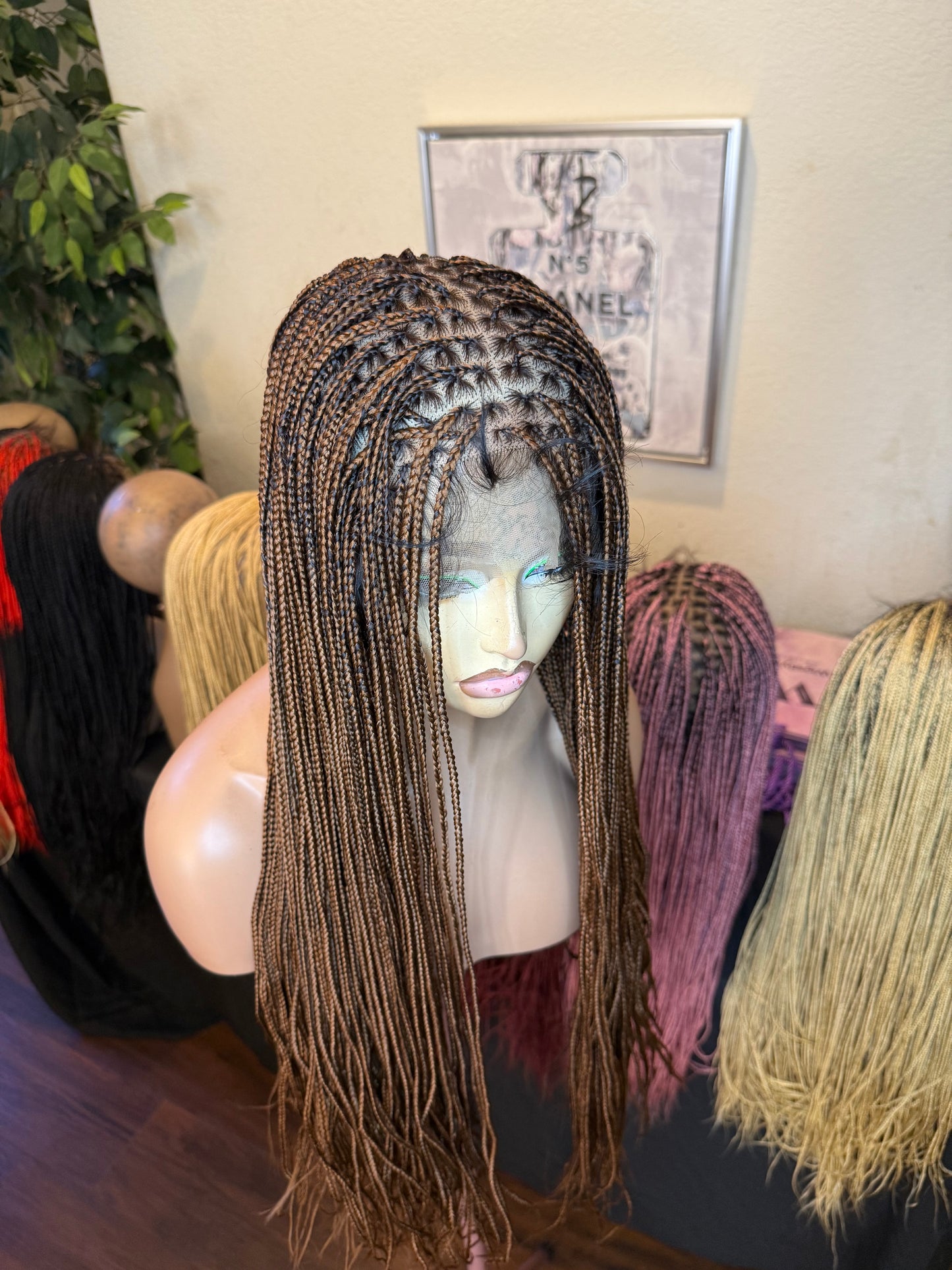 360 full lace Micro knotless braids, made with blend lace synthetic lace available in different lengths very easy to wear for all occasions