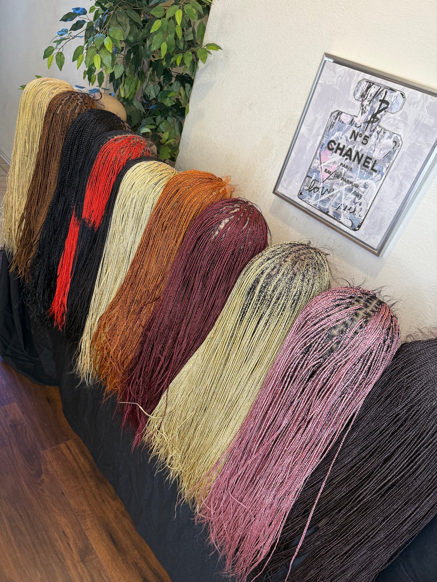 360 full lace Micro knotless braids, made with blend lace synthetic lace available in different lengths very easy to wear for all occasions