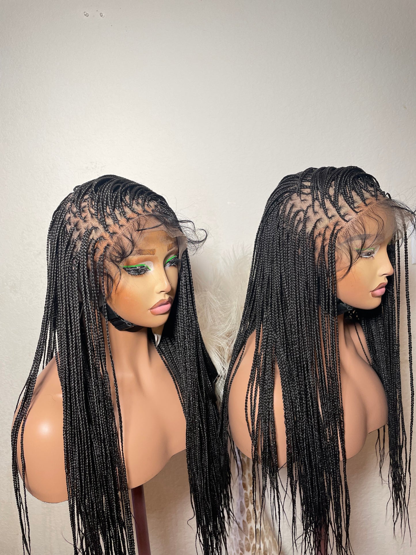 360 full lace Micro knotless braids, made with blend lace synthetic lace available in different lengths very easy to wear for all occasions