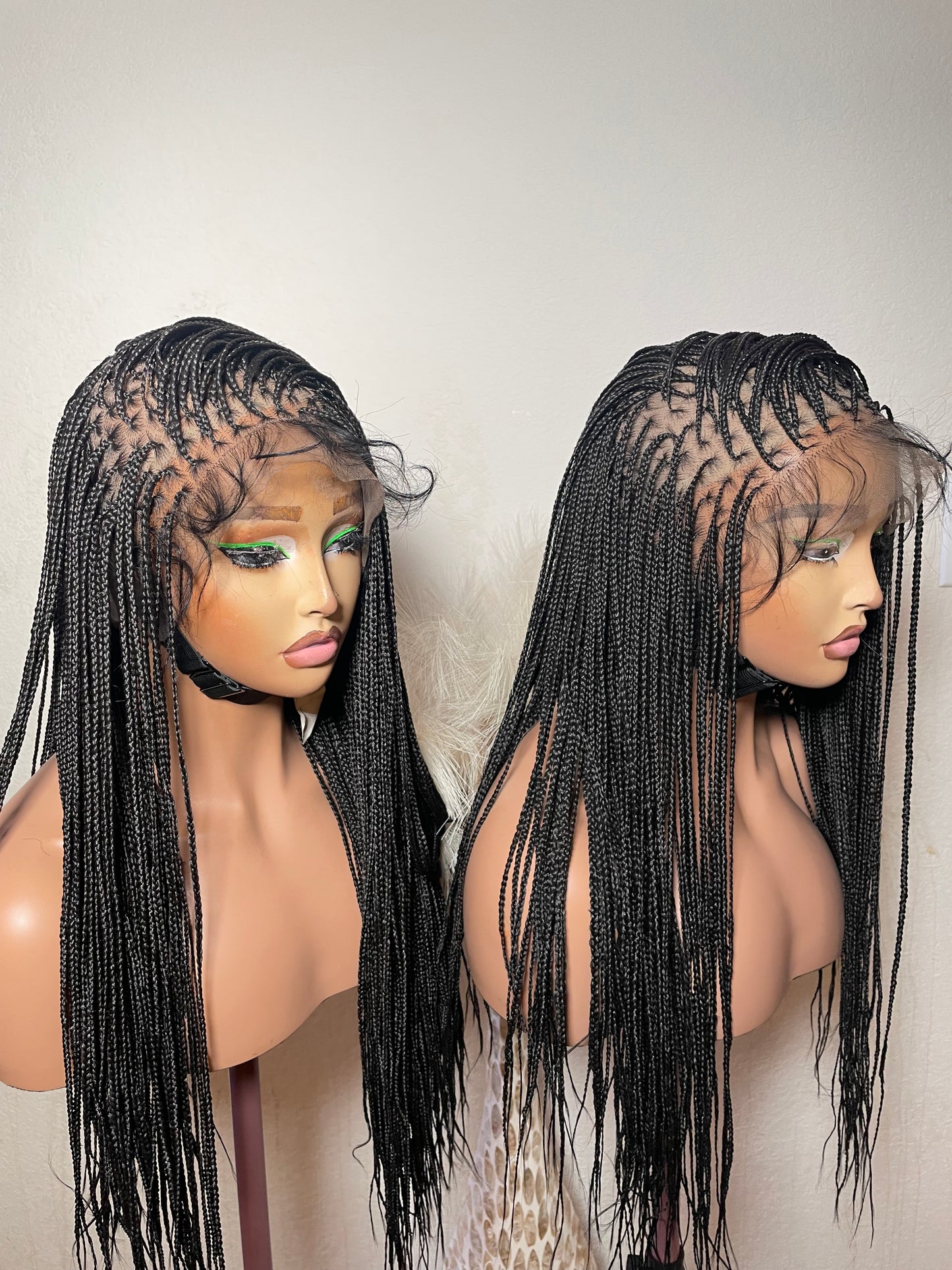 360 full lace Micro knotless braids, made with blend lace synthetic lace available in different lengths very easy to wear for all occasions