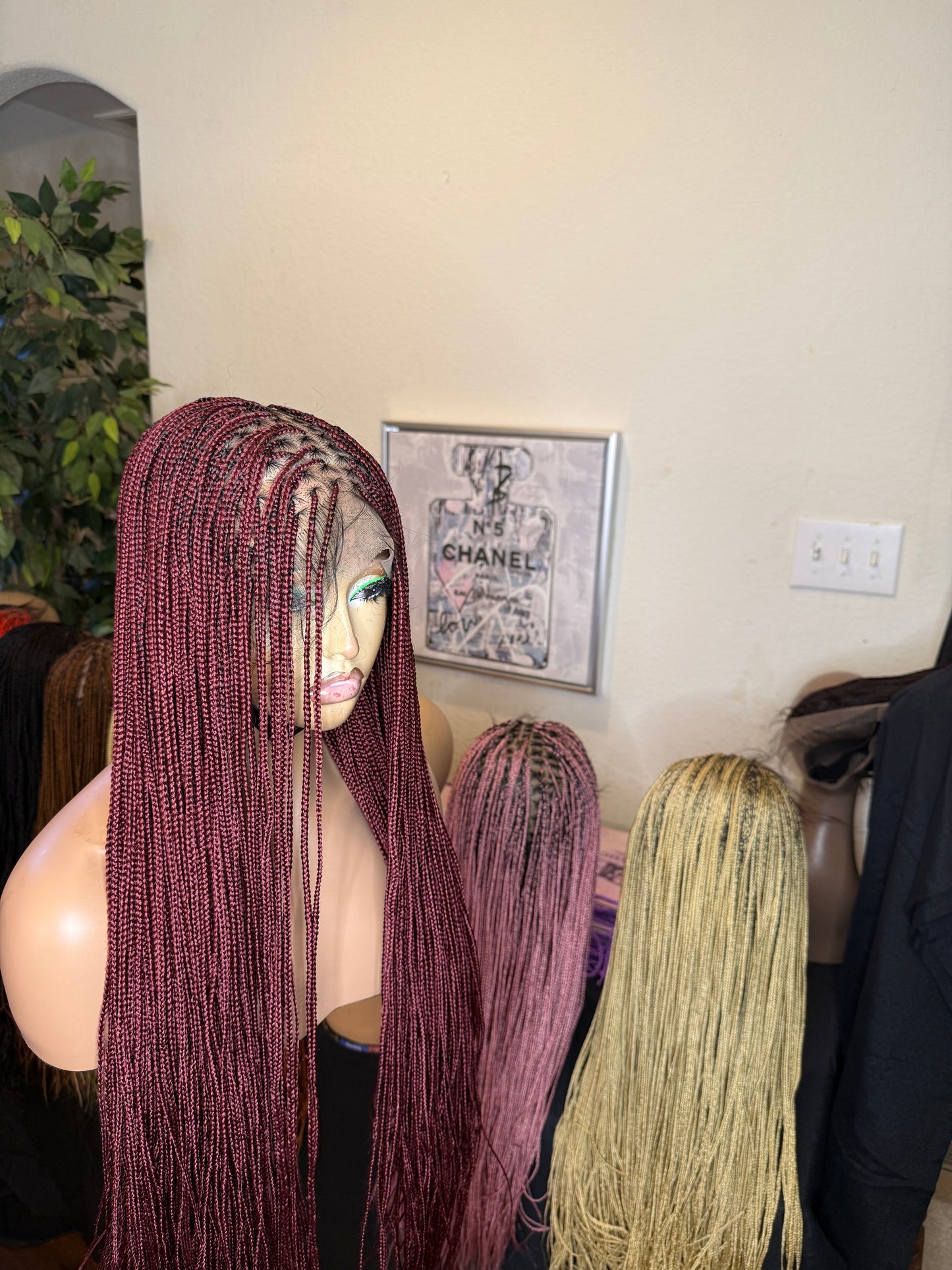 360 full lace Micro knotless braids, made with blend lace synthetic lace available in different lengths very easy to wear for all occasions