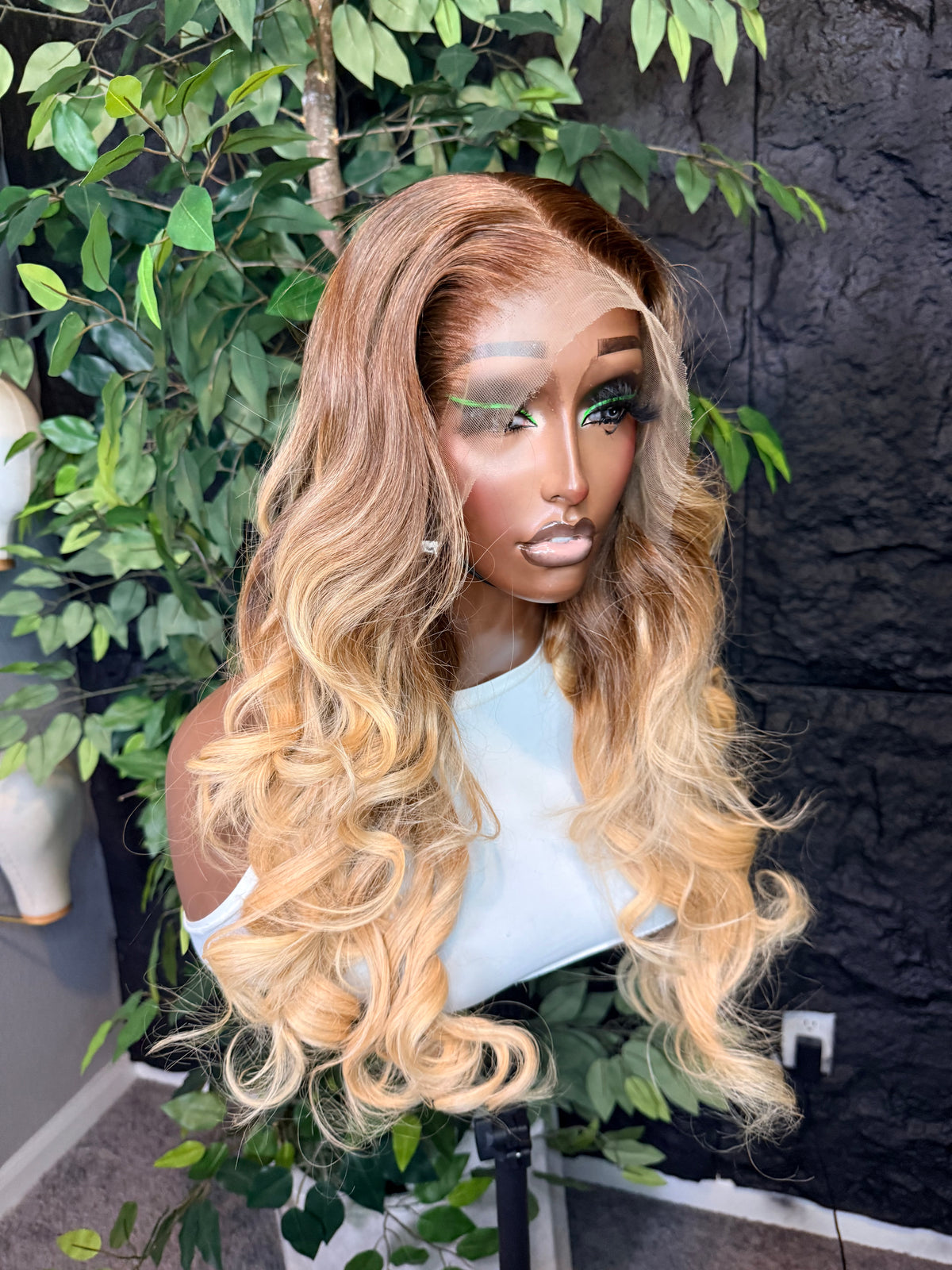 Wig Luna 20 inches layered wig. Pre plucked, pre bleached and pre styled.