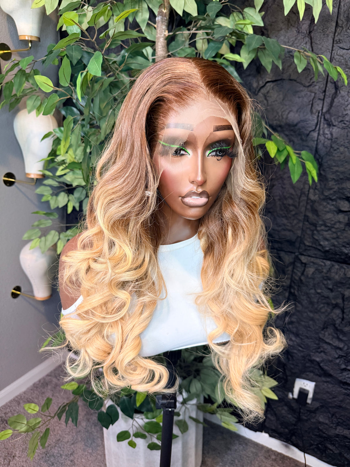 Wig Luna 20 inches layered wig. Pre plucked, pre bleached and pre styled.