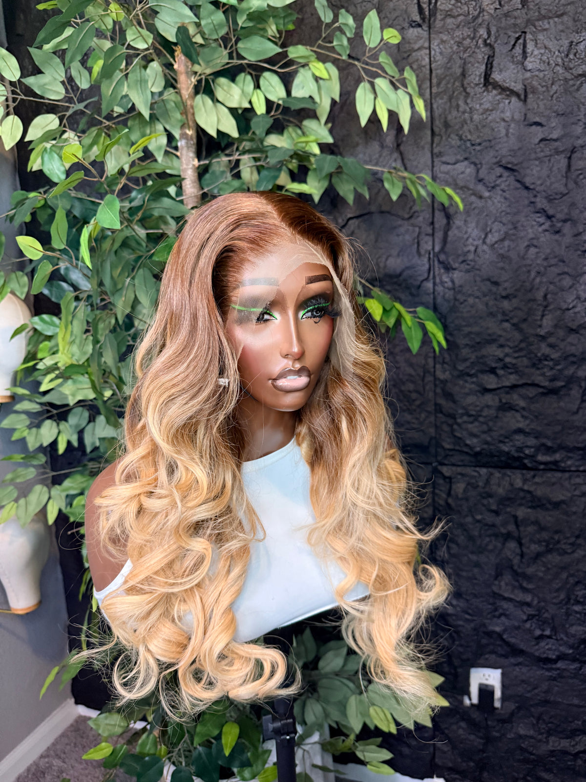 Wig Luna 20 inches layered wig. Pre plucked, pre bleached and pre styled.
