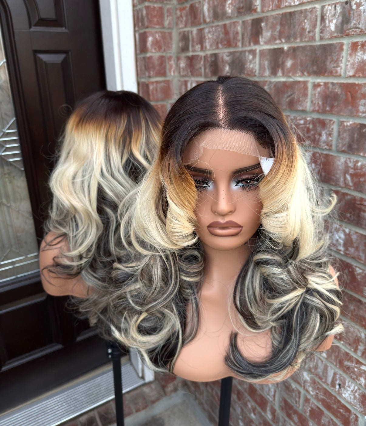 5x5 Ombré blonde mix wavy wig. 18” layered wig (300 grams + 5x5 closure