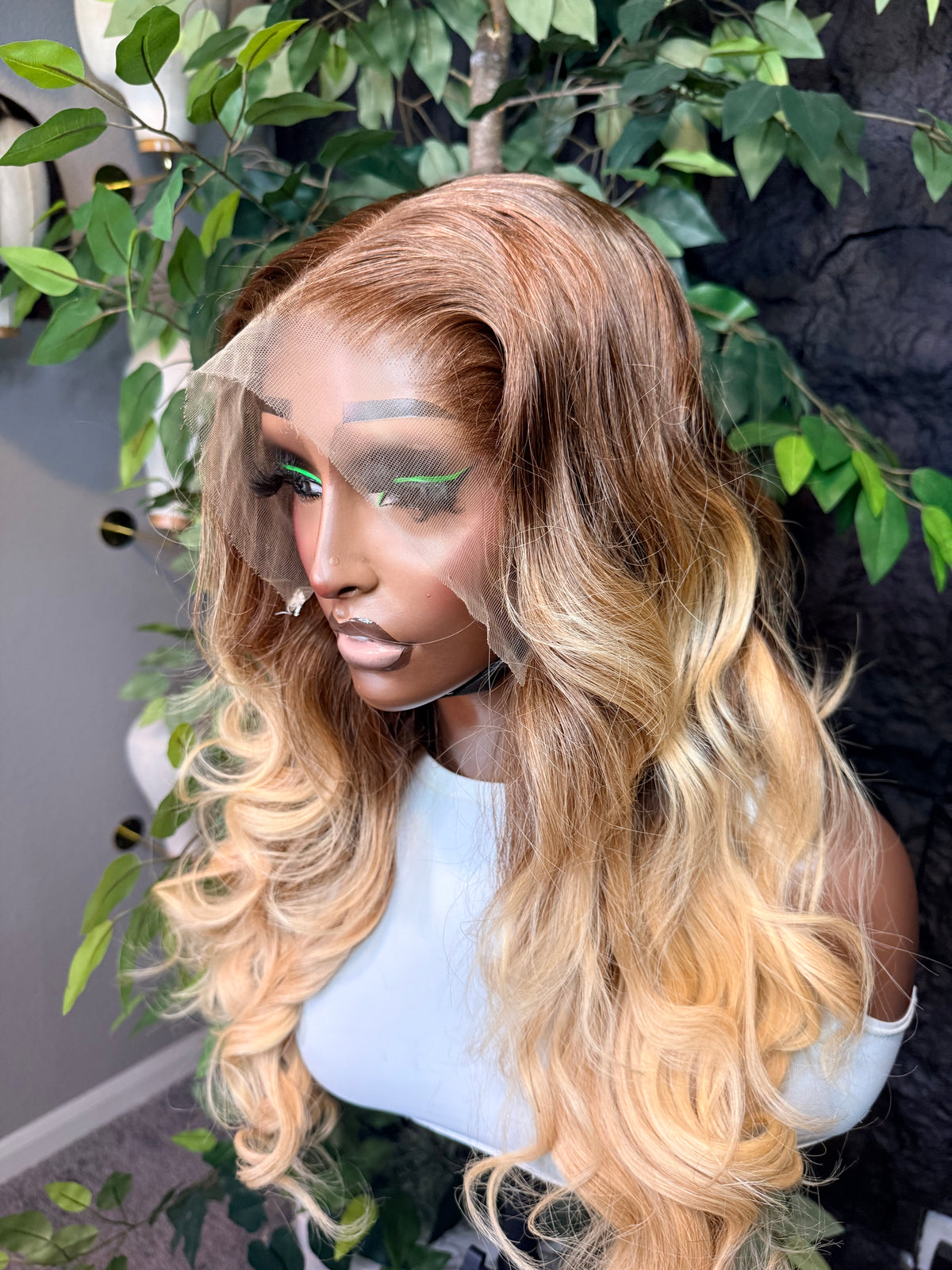 Wig Luna 20 inches layered wig. Pre plucked, pre bleached and pre styled.