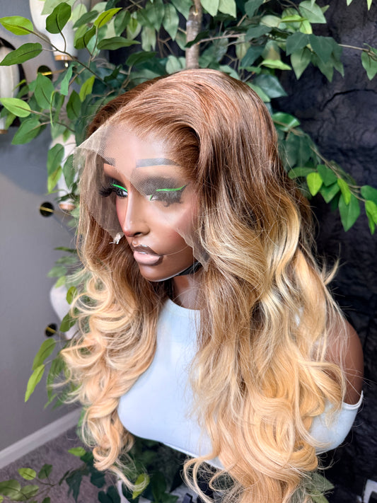 Wig Luna 20 inches layered wig. Pre plucked, pre bleached and pre styled.