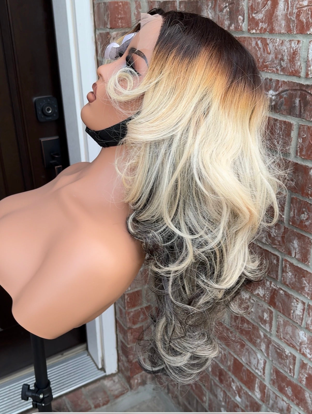 5x5 Ombré blonde mix wavy wig. 18” layered wig (300 grams + 5x5 closure