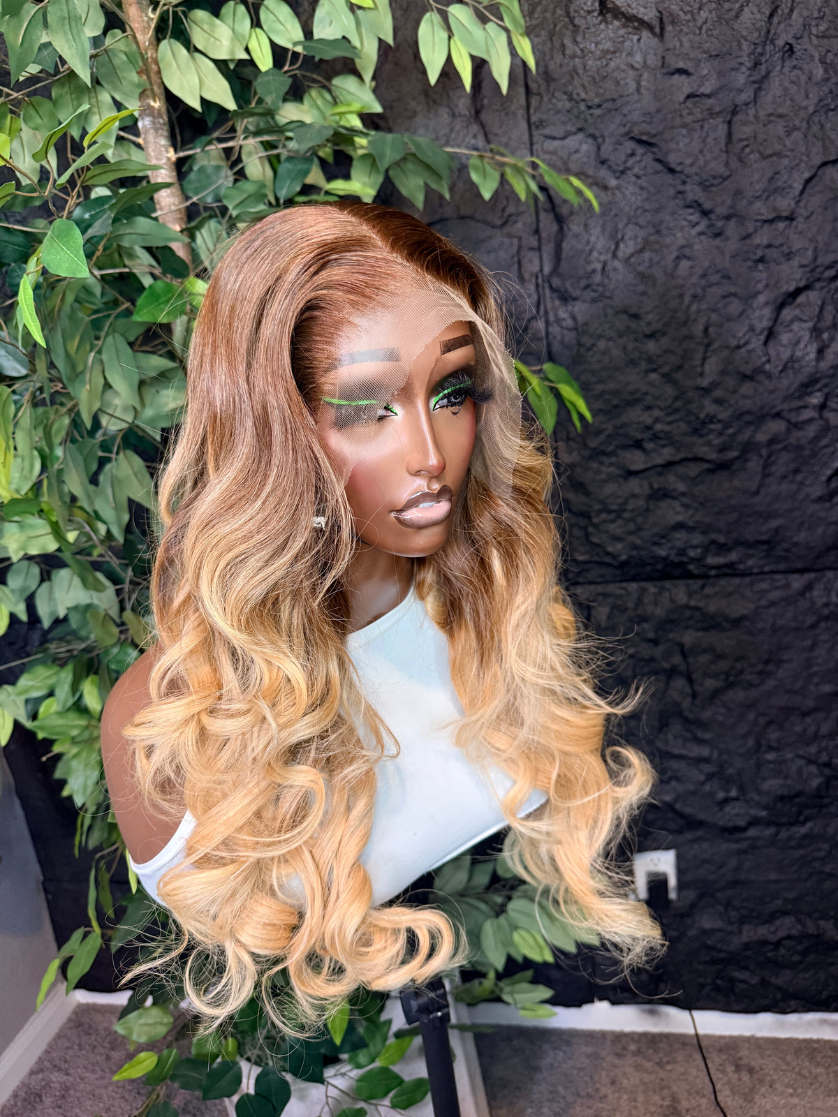 Wig Luna 20 inches layered wig. Pre plucked, pre bleached and pre styled.