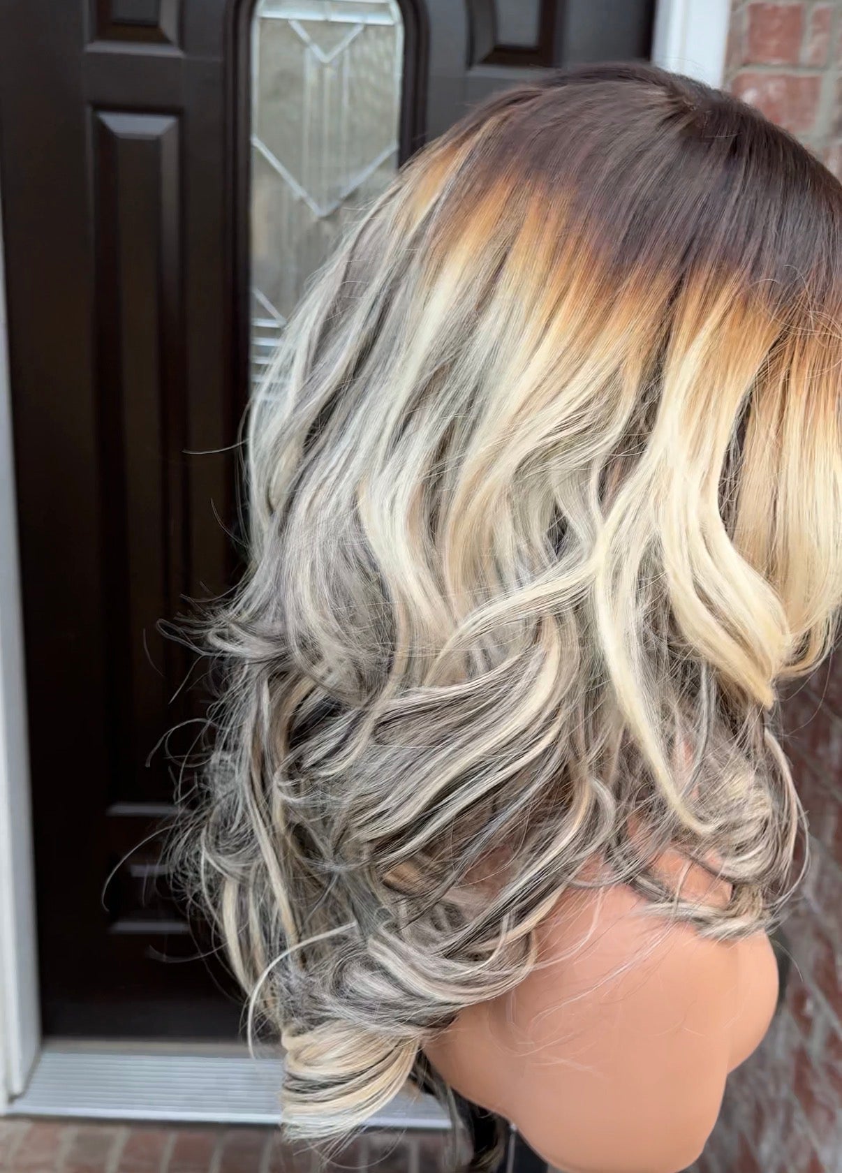 5x5 Ombré blonde mix wavy wig. 18” layered wig (300 grams + 5x5 closure