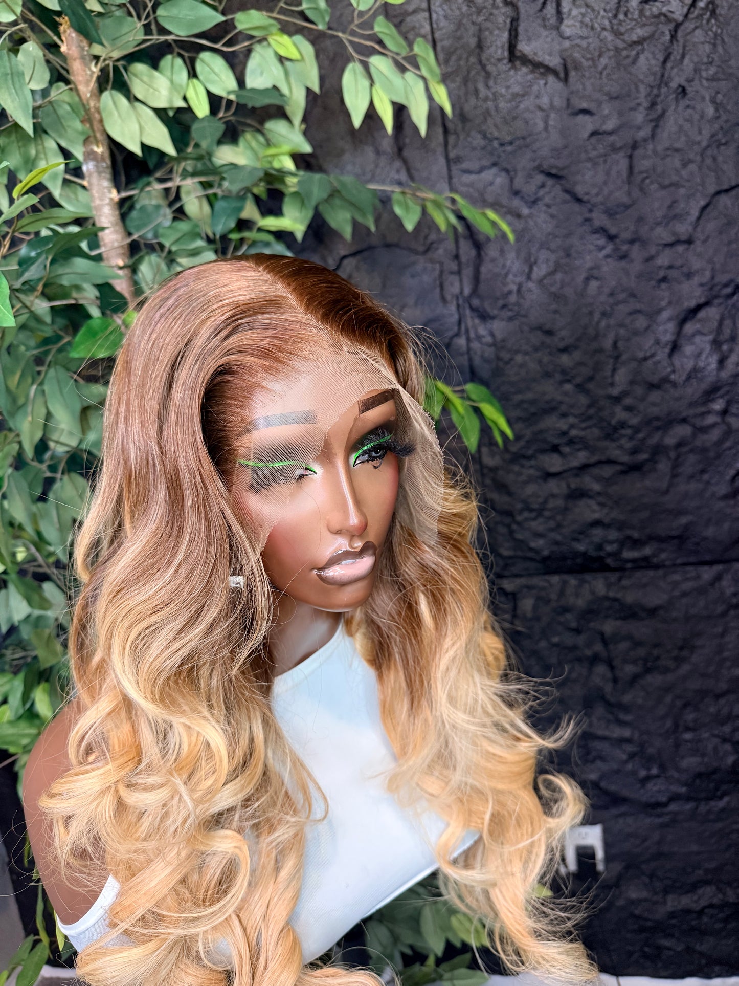 Wig Luna 20 inches layered wig. Pre plucked, pre bleached and pre styled.