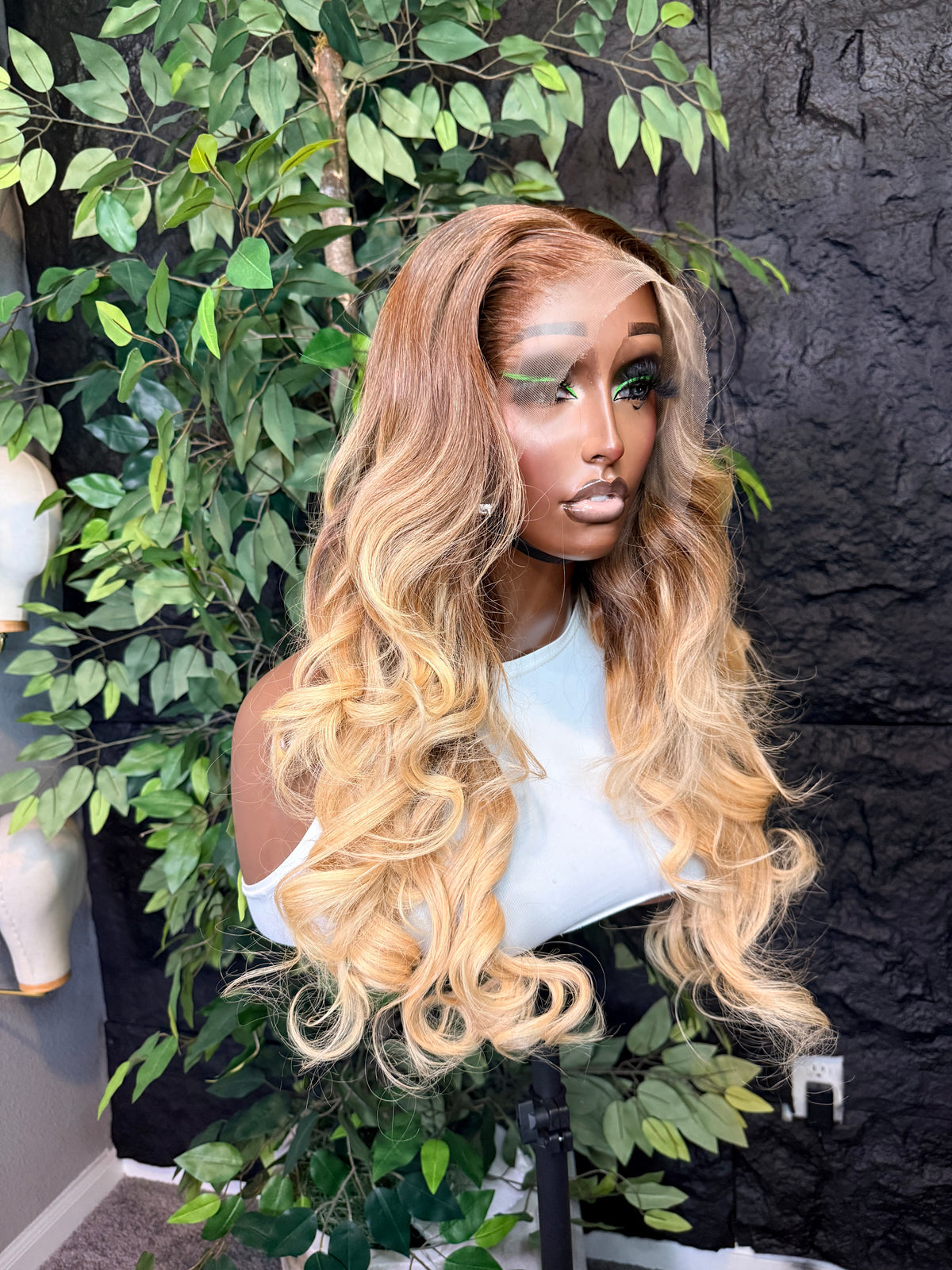 Wig Luna 20 inches layered wig. Pre plucked, pre bleached and pre styled.