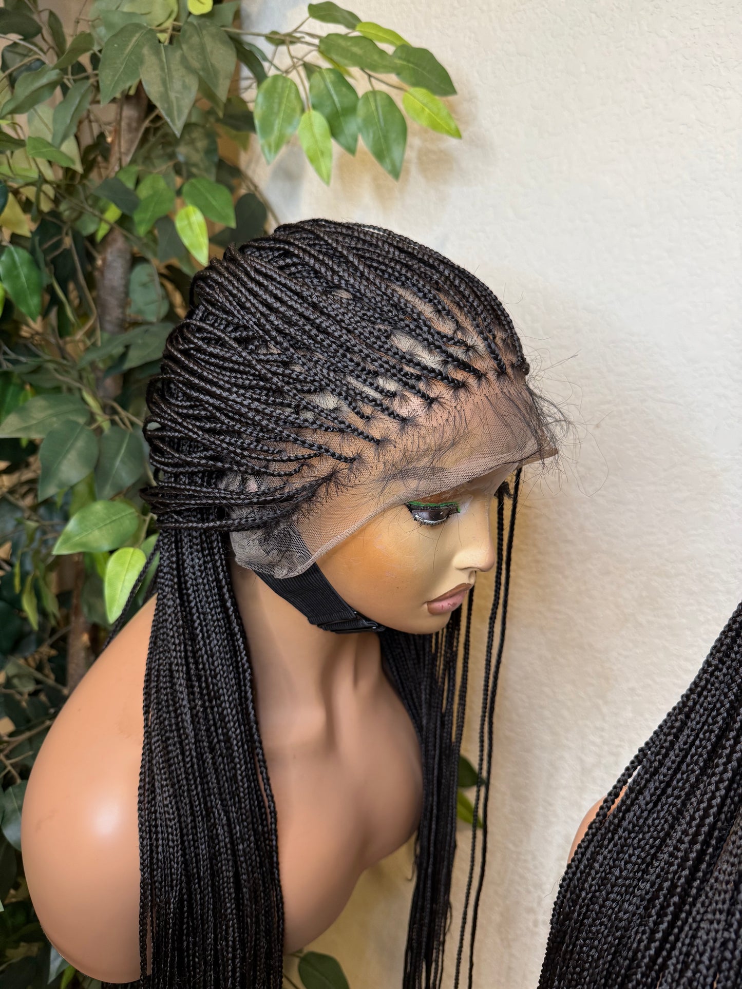 360 full lace Micro knotless braids, made with blend lace synthetic lace available in different lengths very easy to wear for all occasions
